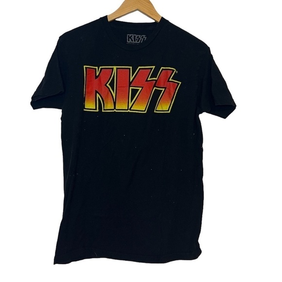 3/$25 🙌🏼 Kiss Graphic Tee with Large Letters Large - Picture 1 of 3